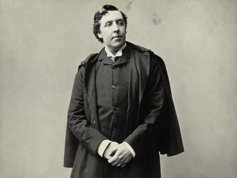 La frase “un hombre puede ser feliz con cualquier mujer, siempre que no la ame” pertenece a El retrato de Dorian Gray, la única novela de Oscar Wilde.