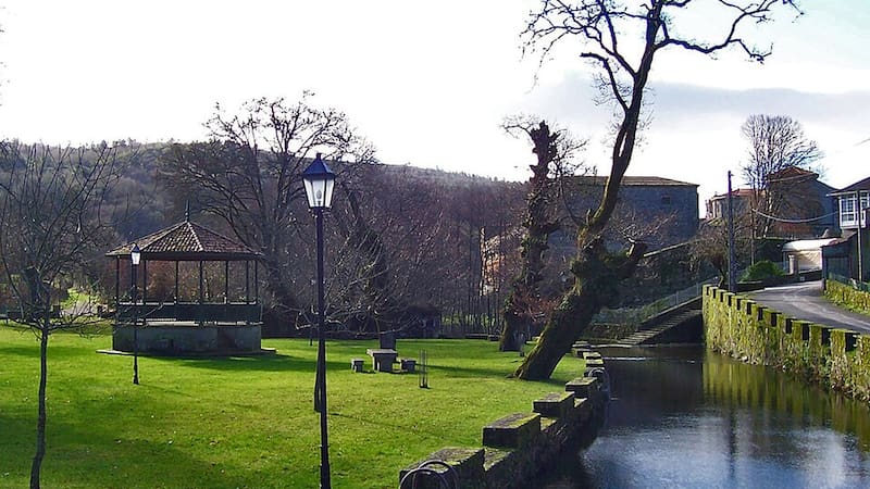 Oseira es una pequeña localidad y parroquia situada en el norte de la provincia de Ourense, en la comunidad autónoma de Galicia.