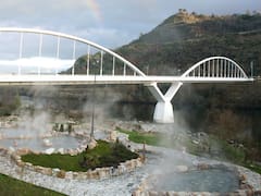 Baños termales gratuitos para pensionistas: agua a 60°C y un tren antiguo entre las montañas