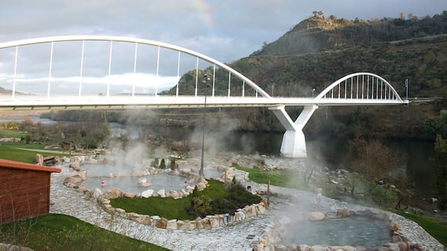 Baños termales gratuitos para pensionistas: agua a 60°C y un tren antiguo entre las montañas