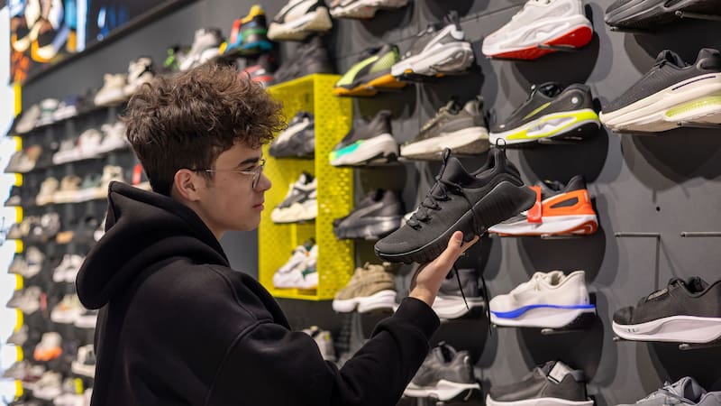 Outlet de zapatillas a 50%, ¿dónde comprar y hasta cuánto rige la oferta? Foto: Shutterstock