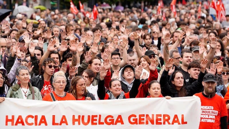 Manifestación convocada por el Sindicato de Inquilinas y el Sindicato de Vivienda de Asturias bajo el lema 'Hacia la huelga general: contra el rentismo y los gobiernos que lo protegen', este domingo en Oviedo. EFE/Paco Paredes