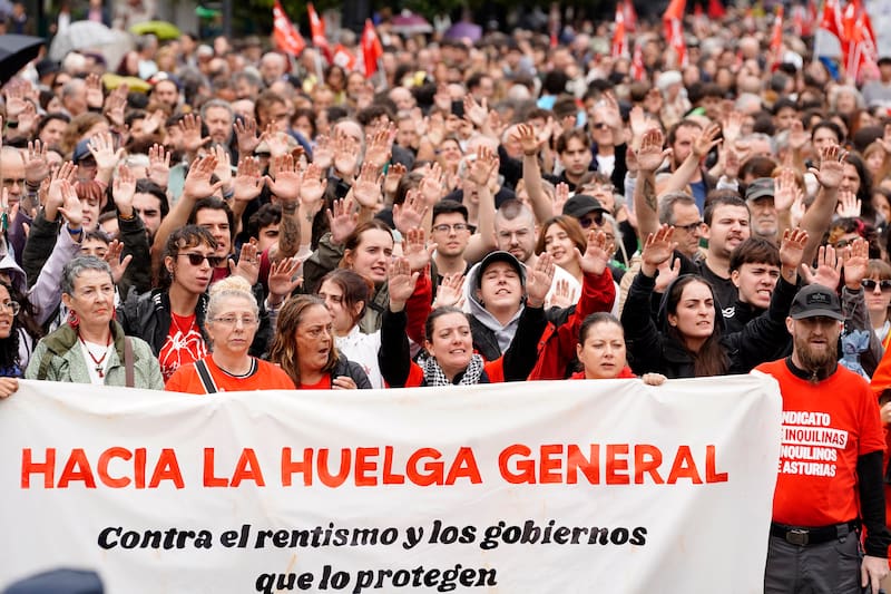 Manifestación convocada por el Sindicato de Inquilinas y el Sindicato de Vivienda de Asturias bajo el lema 'Hacia la huelga general: contra el rentismo y los gobiernos que lo protegen', este domingo en Oviedo. EFE/Paco Paredes