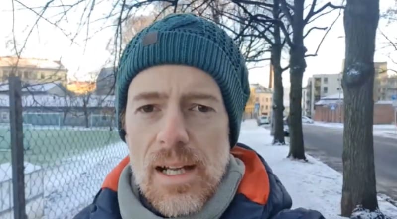 Pablo, albañil español en Noruega: “El salario son unos 6.200€ y trabajamos desde las 8:00 hasta las 16:00” (Fuente: Youtube)