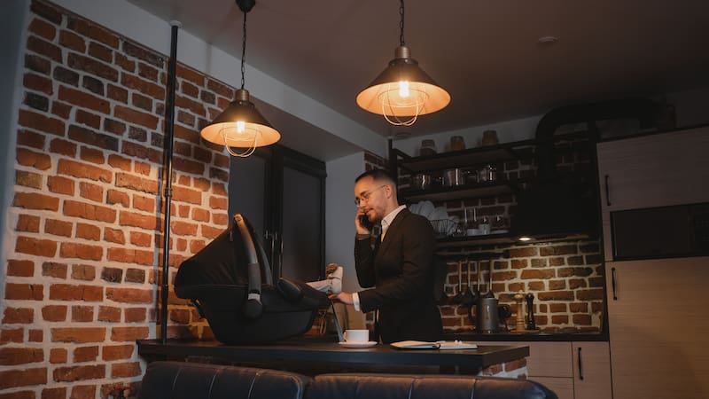 Un padre que cuida deja de encajar en la idea del trabajador siempre disponible, un modelo que la tecnología digital ha vuelto cada vez más extenso.