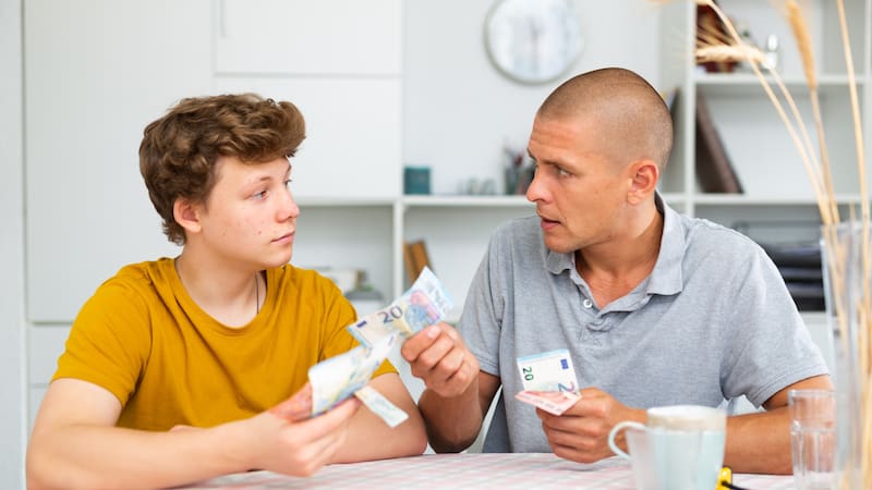 Hacienda refuerza el control sobre las transferencias de dinero entre familiares y advierte sobre multas si no se justifican correctamente. Qué operaciones vigila y cómo evitar sanciones.