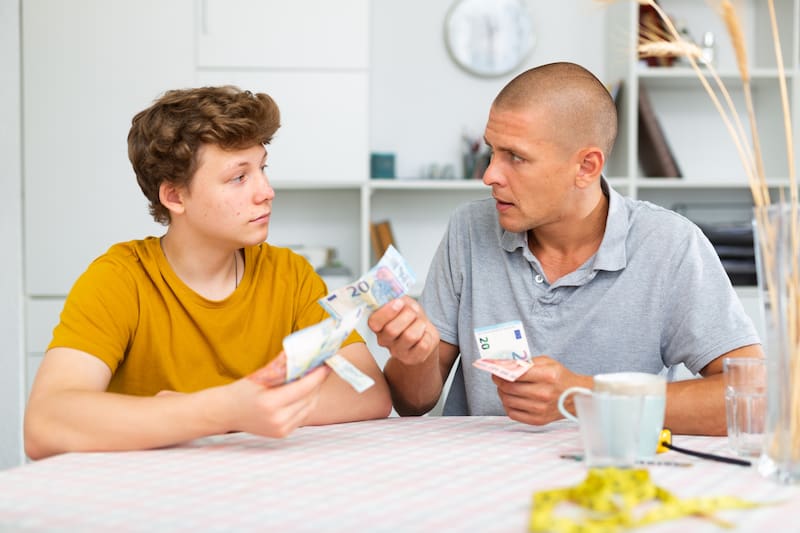La propuesta contempla una ayuda mensual por hijo destinada a cubrir gastos básicos vinculados a la crianza.