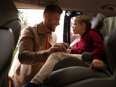 Multas y hasta casi un año de cárcel por dejar a los niños solos en el coche: en qué situaciones está penado por la ley