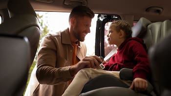 Multas y hasta casi un año de cárcel por dejar a los niños solos en el coche: en qué situaciones está penado por la ley