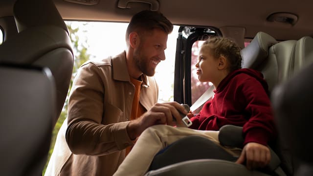 Multas y hasta casi un año de cárcel por dejar a los niños solos en el coche: en qué situaciones está penado por la ley