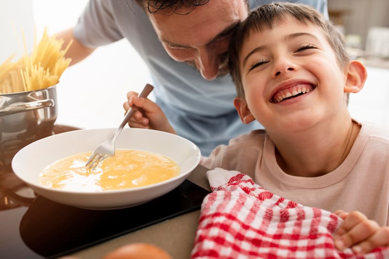 Compartir un caldo nutritivo es también una forma de cuidar la salud de toda la familia en casa.