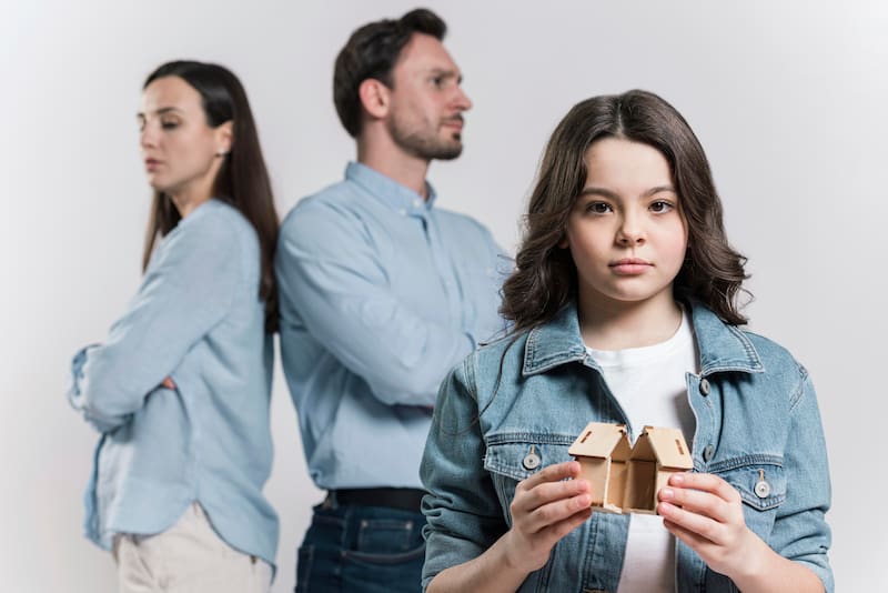 Independientemente de si están casados, separados o divorciados, ambos padres deben contribuir económicamente a la manutención de sus hijos menores de 21 años.
