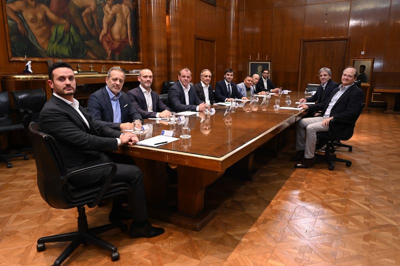 La reunión de PAE, Torres y Caputo en Economía