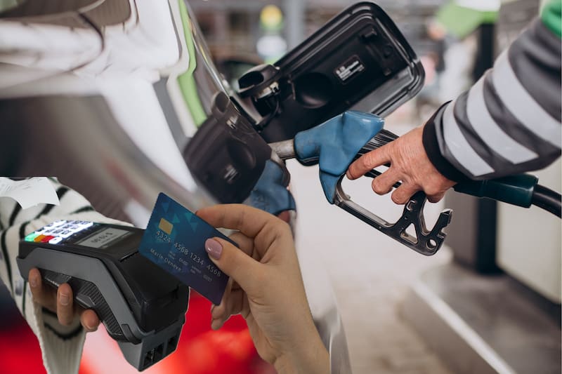Al eliminar la comisión por pagos con tarjetas de crédito, ese ahorro debería trasladarse al precio final del combustible.