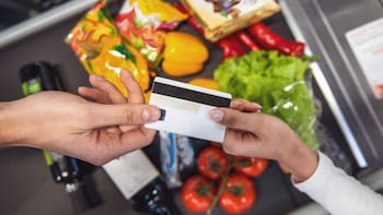 Para Milei el consumo vuela pero cae la confianza: del respiro del aguinaldo a los alimentos en cuotas