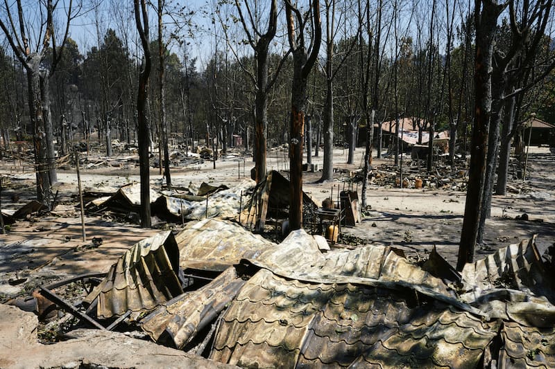 NAVALUENGA (ÁVILA), 26/07/2026.- Paisaje quemado en el Parque Natural del Valle de Iruelas arrasado por el incendio de Burgohondo (Ávila) este domingo. Miles de efectivos trabajan para tratar de controlar el avance de las llamas en los complejos incendios que azotan parte de la Comunidad de Madrid y de la provincia de Ávila, donde el fuego ya ha quemado unas 45.000 hectáreas y ha afectado a más de 115.000 personas, en una jornada en la que el Gobierno ha asumido también la coordinación del siniestro de Almorox (Toledo), mientras otro incendio en la Vall d'Uixò (Castellón) sigue descontrolado y ha obligado a desalojar a unos 15.000 vecinos. EFE/Raúl Sanchidrián
