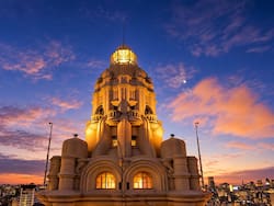 Invirtieron más de u$s 300.000 en el único edificio porteño con faro: tienen restaurante con roof top y hacen tours privados