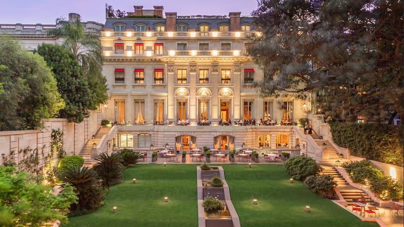 El Palacio de fondo y su gran jardín interno, rodeado de escalinatas.