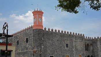 Arqueólogos descubrieron que el sabio monje enterrado en el Palacio Hernán Cortés en el siglo XVI no era en realidad Juan Leyva
