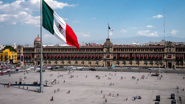 México retiene el grado de inversión: Fitch mantiene nota en ‘BBB-’ bajo la sombra de Pemex y la reforma judicial