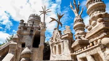 Un cartero rural tardó 33 años en construir un palacio con piedras: hoy es un monumento histórico
