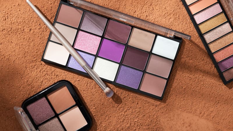 La AEMPS ordena retirar del mercado un popular maquillaje por contener un ingrediente prohibido. Qué producto es, qué lote está afectado y qué deben hacer los consumidores en España.