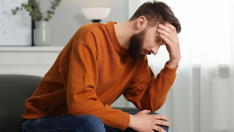 Varapalo a los ciudadanos: la Seguridad Social podría multarte si trabajas y cobras una pensión simultáneamente. Imagen: Shutterstock.