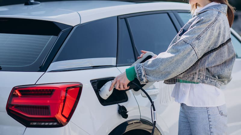 Palo directo a los conductores: el Gobierno da ayudas directas para cambiar el coche por uno eléctrico y este es el trámite que tienes que hacer
