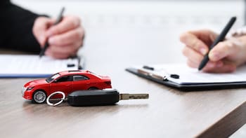 Palo directo a los conductores: el Gobierno da ayudas directas para cambiar el coche por uno eléctrico y este es el trámite que tienes que hacer
