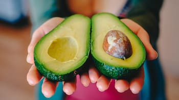 Adiós a los aguacates negros oxidados: te sorprenderá saber dónde debes guardar las paltas para que duren el triple de tiempo
