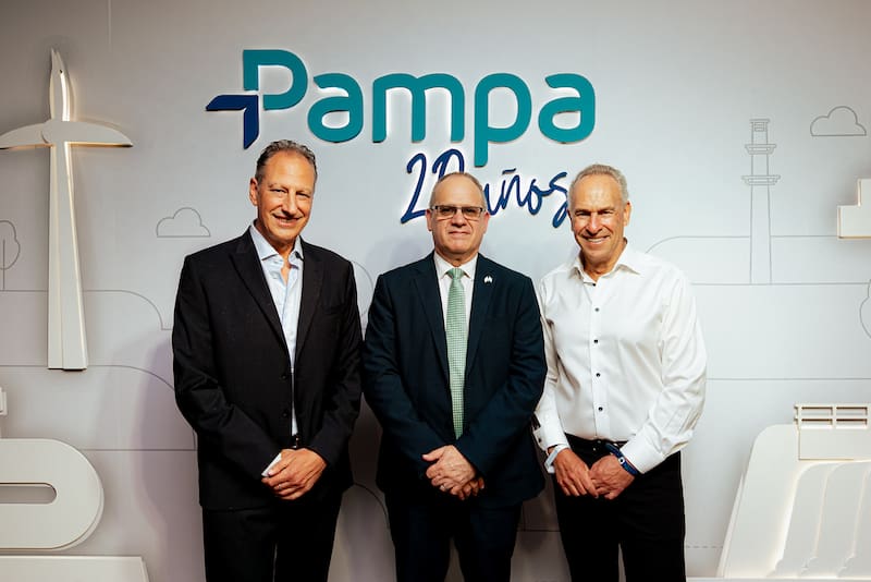 Marcelo Mindlin y Damián Mindlin junto a Eyal Sela, Embajador de Israel en Argentina