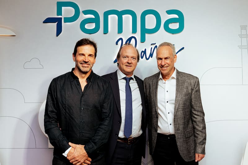 Gustavo Mariani y Marcelo Mindlin con Daniel Gonzalez, secretario de Coordinación de Energía y Minería