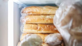 ¿Qué pasa si congelas el pan apenas lo compras? Así cambia su conservación, según los expertos