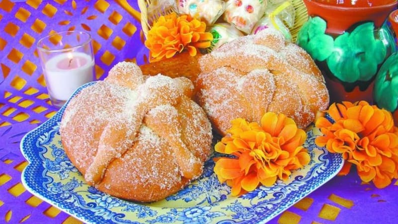El pan de muerto tiene profundas raíces prehispánicas que evolucionaron tras el contacto con Europa.