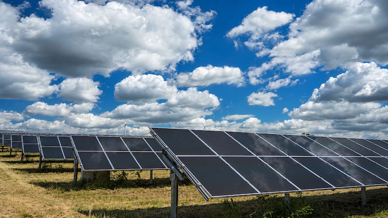 Rodrigo Flores ha apostado por invertir en paneles solares en las instalaciones de riego para que su actividad se vuelva más eficiente. Imagen ilustrativa.