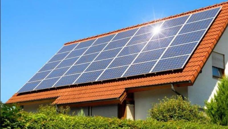 Instalar paneles solares u otras mejoras energéticas puede contribuir a reducir el consumo energético del inmueble y permitir aplicar deducciones fiscales en la declaración de la renta.