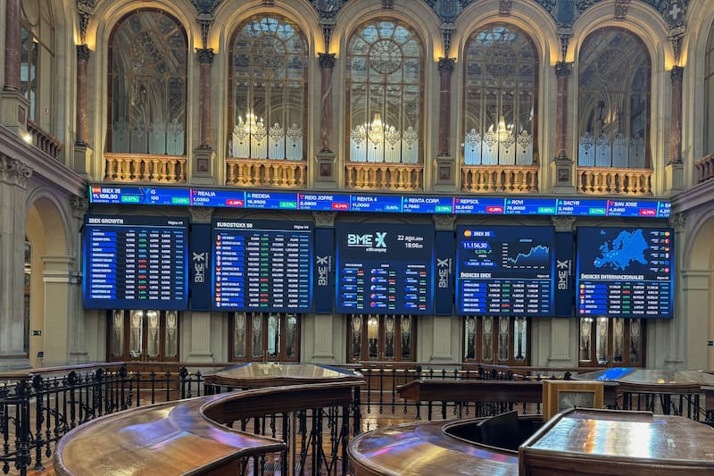 El principal índice español cerró la sesión con descensos generalizados por el aumento del riesgo geopolítico.