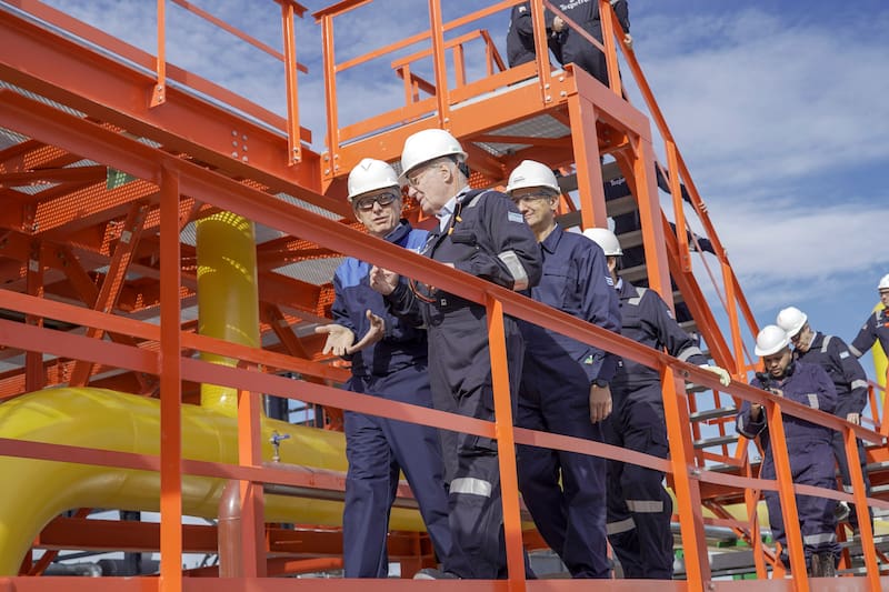 Macri y Rocca, recorriendo el yacimiento Fortín de Piedra, de Tecpetrol, en 2018