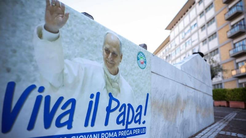 Imagen del papa León XIV en el Policlínico Gemelli.