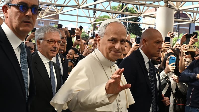 El papa León XIV entró caminando al hospital antes de ser operado. Foto: Reuters.
