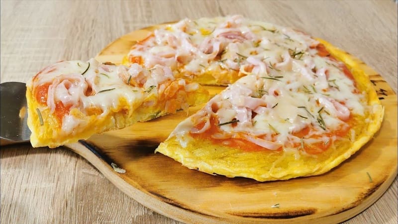Papa, queso y cebolla: cómo preparar la pizza que se hace en 30 minutos sin harina