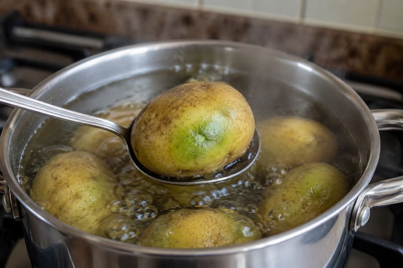 Hay que prestarle atención a las papas de color verde antes de cocinarlas.