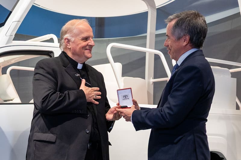 El Nuncio Apostólico, monseñor Michael Wallace Banach recibió la llave del Papamóvil