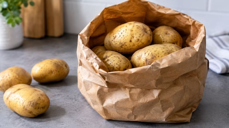 Poner papas en una bolsa de papel: para qué sirve y por qué lo recomiendan