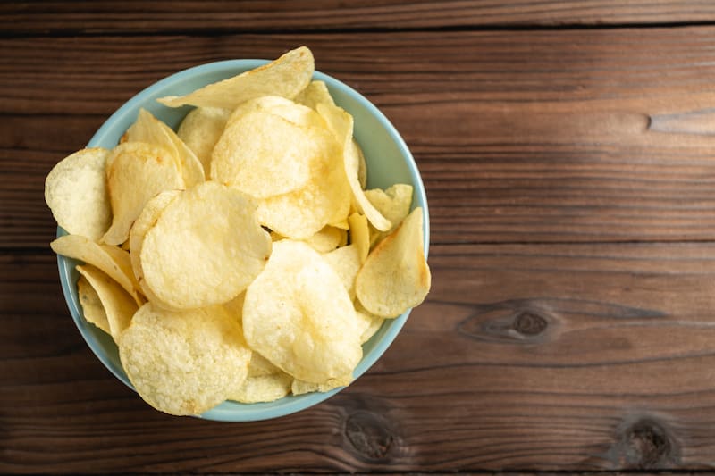 Las autoridades encendieron las alarmas y ordenaron el retiro de varias presentaciones de papas fritas que podrían estar comprometidas. Imagen: Freepik.