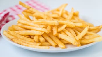 Ordenan retirar estas famosas papas fritas de todos los supermercados del país por contaminación: producen fiebre y vómitos incontrolables