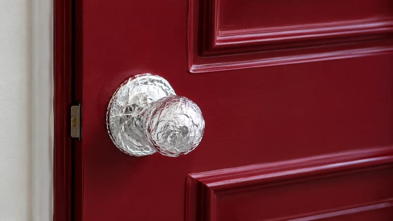 Entre los motivos por los que las personas envuelven el picaporte en papel aluminio figura protegerlos para evitar salpicaduras. (Foto: imagen ilustrativa creada con IA)