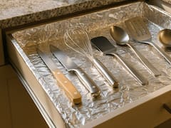 Poner papel de aluminio en los cajones de la cocina: para qué sirve y por qué miles de personas lo hacen