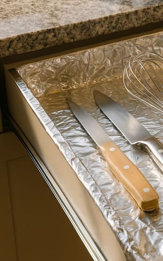 Poner papel de aluminio en los cajones de la cocina: para qué sirve y por qué es ampliamente recomendado