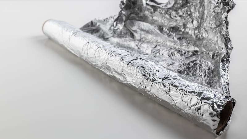 La lámina metálica funciona como una barrera reflectante para la radiación térmica.